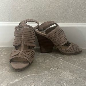 GUC Vince Camuto 91/2 Beige Wedge Stacked Heel Strappy Sandal Leather Upper